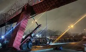 برخورد تریلر کمپرسی با پل عابرپیاده