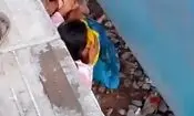 فداکاری مادر هندی برای نجات فرزندانش از زیر قطار/ ویدئو
