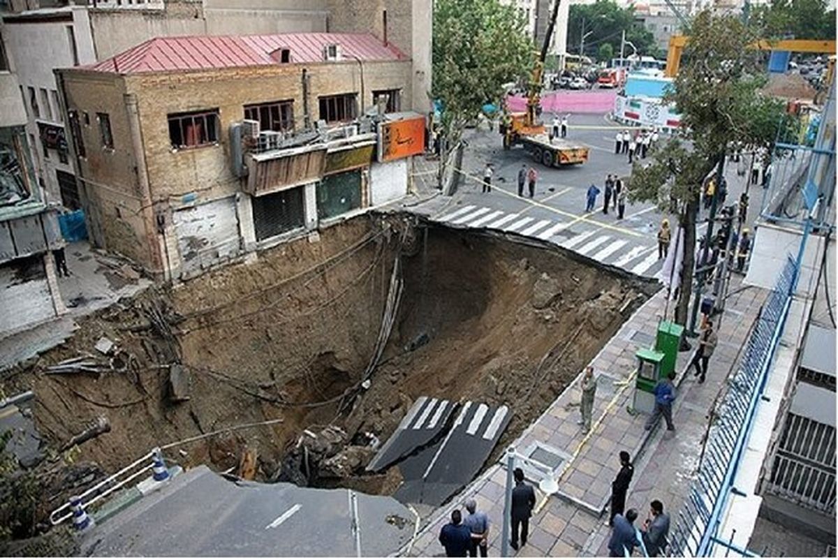 فرونشست زمین در بزرگراه شهید آبشناسان تهران / ایجاد حفره‌ای ۴ در ۴ به عمق ۴.۵ متر