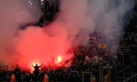 هواداران زسکامُسکو ورزشگاه را به آتش کشیدند/ ویدئو