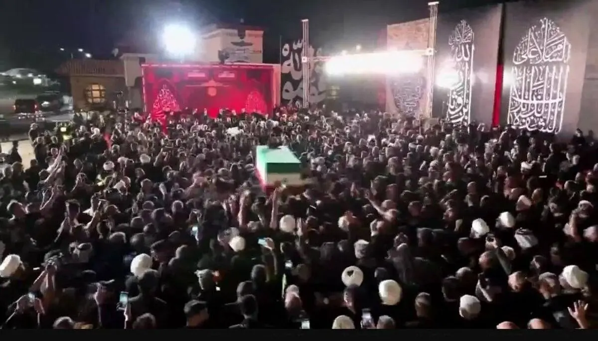 پایان مراسم تشییع رهبر شهید در نجف اشرف/ اقامه نماز بر پیکر رهبر شهید انقلاب به امامت آیت‌الله سید محمدتقی حکیم/ پیکر رهبر شهید وارد حرم امیرالمومنین شد/ تشییع خانواده رهبر‌ شهید ایران در حرم حضرت اباالفضل (ع)/ آغاز مراسم تشییع در کربلا