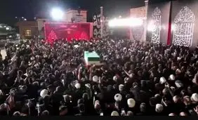 پایان مراسم تشییع رهبر شهید در نجف اشرف/ اقامه نماز بر پیکر رهبر شهید انقلاب به امامت آیت‌الله سید محمدتقی حکیم/ پیکر رهبر شهید وارد حرم امیرالمومنین شد/ تشییع خانواده رهبر‌ شهید ایران در حرم حضرت اباالفضل (ع)