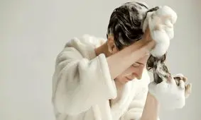دو بار شامپو زدن: آیا واقعاً برای سلامت مو مفید است؟