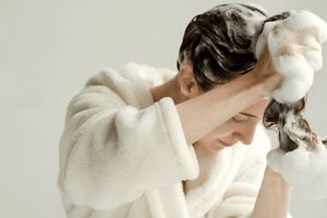 دو بار شامپو زدن: آیا واقعاً برای سلامت مو مفید است؟