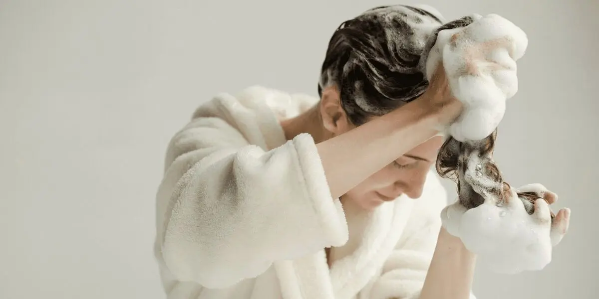 دو بار شامپو زدن: آیا واقعاً برای سلامت مو مفید است؟