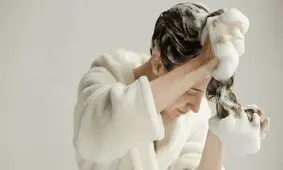 دو بار شامپو زدن: آیا واقعاً برای سلامت مو مفید است؟