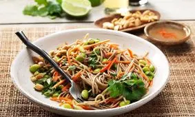 سالاد نودل با سس مخصوص