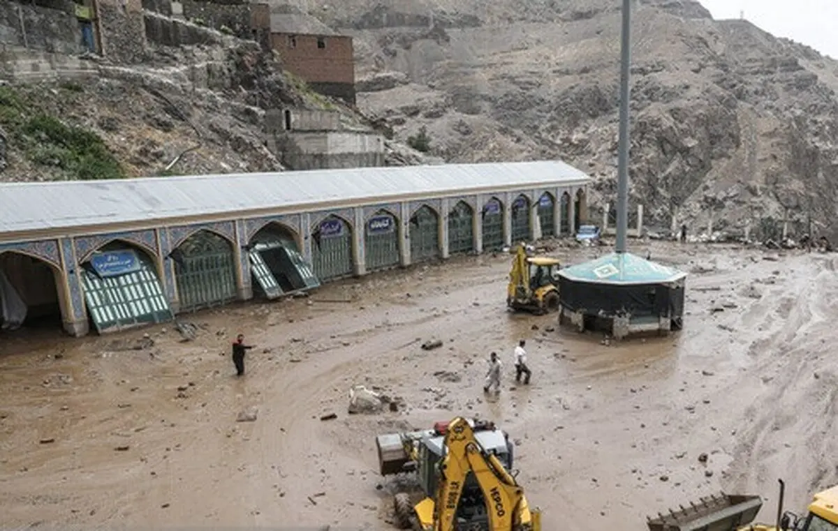 خارج کردن ١١ جسد از سیلاب امامزاده داوود در روز جمعه/ ادامه عملیات آتش‌نشانی از صبح شنبه

