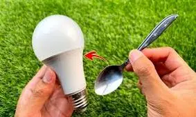 ترفند خلاقانه برای تعویض لامپ بدون چارپایه فقط با چهار قاشق/ ویدئو
