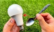 ترفند خلاقانه برای تعویض لامپ بدون چارپایه فقط با چهار قاشق/ ویدئو