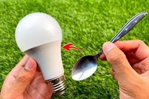 ترفند خلاقانه برای تعویض لامپ بدون چارپایه فقط با چهار قاشق/ ویدئو