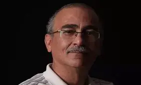 حضور جنجالی سینماگر ارزشی، روی سن افتتاحیه‎‌ی جشنواره‌ی فجر، با کراوات و روسری که از جیب‎‌هایش بیرون کشید/ ویدئو