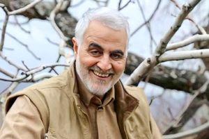سردار سلیمانی و سرلشکر باقری در یک باغ؛ دهه ۶۰