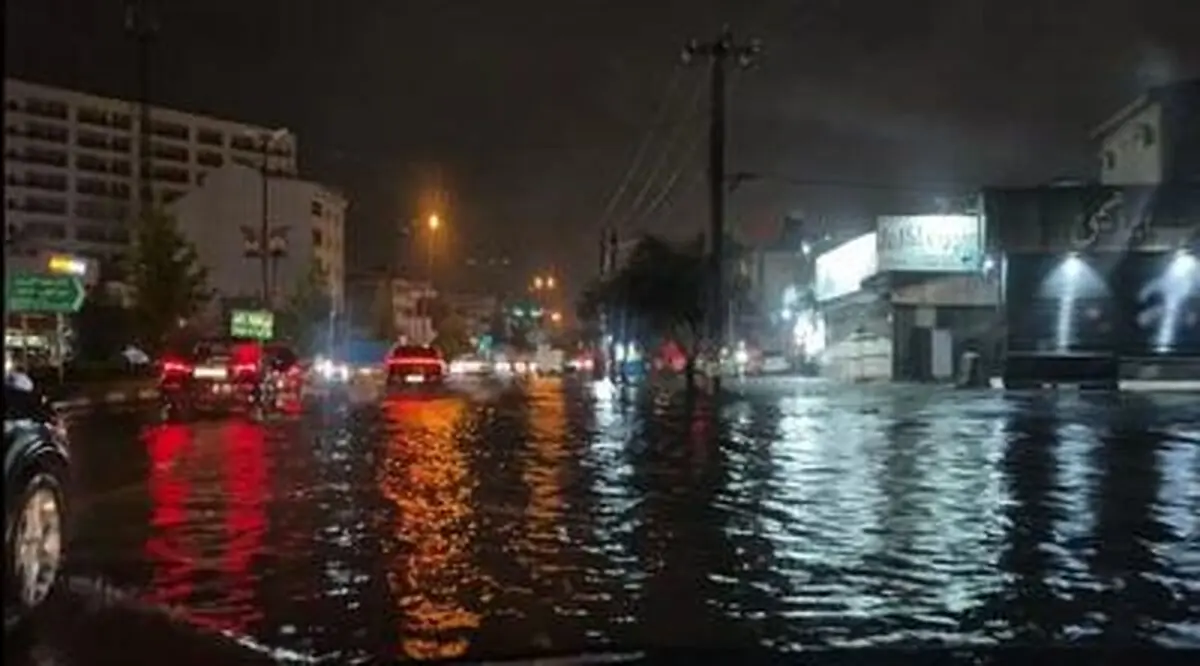 سیلاب شبانه در رشت؛ خیابان‌ها به رودخانه تبدیل شدند/ ویدئو