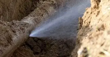 آبی که ۳ ماه است در تهران هدر می‌رود/ ویدئو