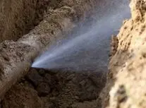 آبی که ۳ ماه است در تهران هدر می‌رود/ ویدئو