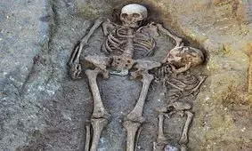 کشف مقبرۀ باستانی مادر و کودک در زیر یک دبستان!