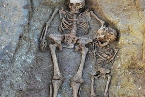 کشف مقبرۀ باستانی مادر و کودک در زیر یک دبستان!