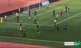 حملات عجیب و باورنکردنی بازیکنان و مربیان و تماشاگران به داور یک بازی باشگاهی در لیگ کنگو به خاطر سالم اعلام کردن یک گل! /ویدئو