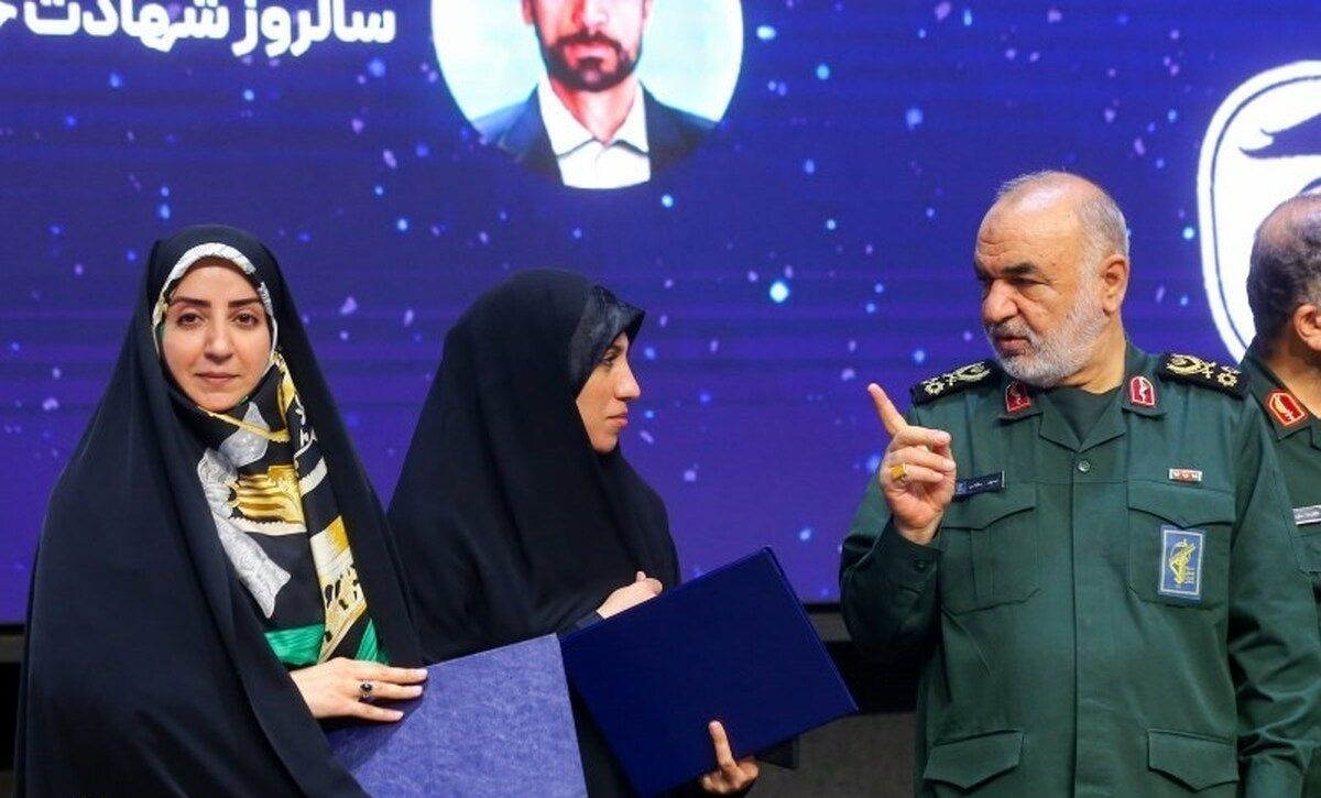 تجلیل از آمنه سادات ذبیحپور در روز خبرنگار/ تصاویر