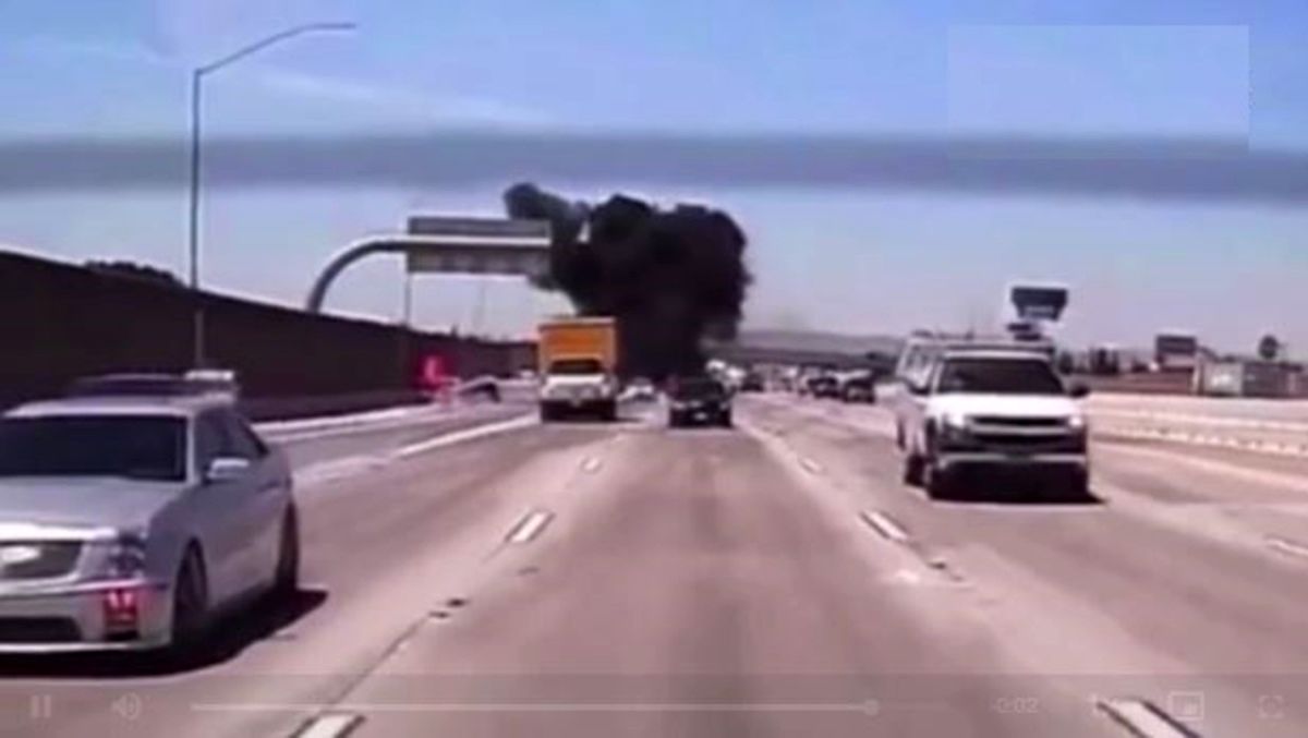  لحظه سقوط وحشتناک هواپیما وسط بزرگراه در آمریکا/ ویدئو