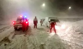 امداد رسانی به مسافران و خودروهای گرفتار در کولاک در آذربایجان غربی/ ویدئو