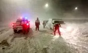 امداد رسانی به مسافران و خودروهای گرفتار در کولاک در آذربایجان غربی/ ویدئو