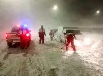 امداد رسانی به مسافران و خودروهای گرفتار در کولاک در آذربایجان غربی/ ویدئو