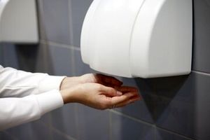 هشدار؛ خشک کردن دست ها با خشک کن برقی ممنوع!