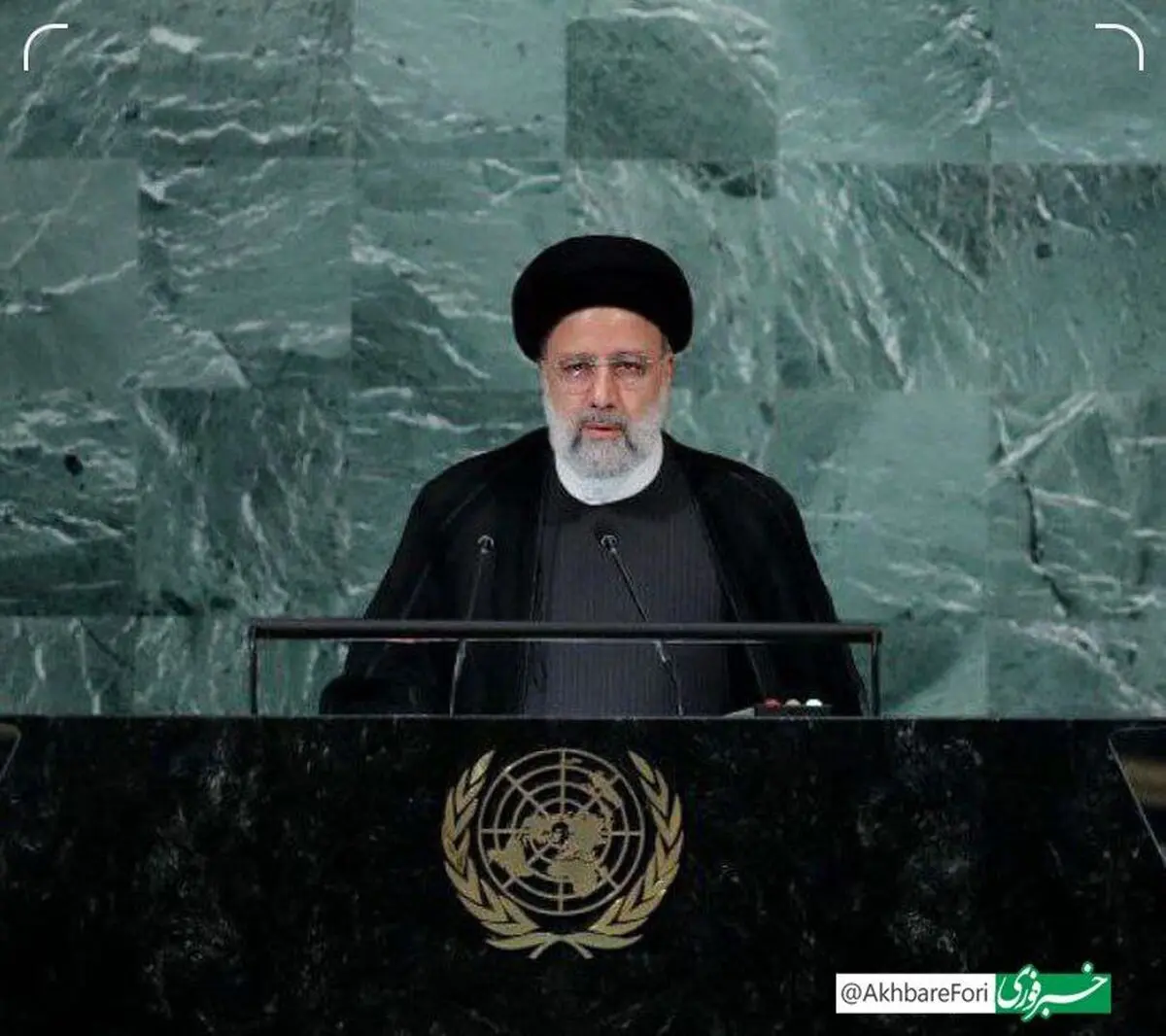 اخلال در صحن مجمع عمومی سازمان ملل هنگام سخنرانی رئیسی / چه‌کسی عکس مهسا امینی را بالا برد؟ / ویدئو