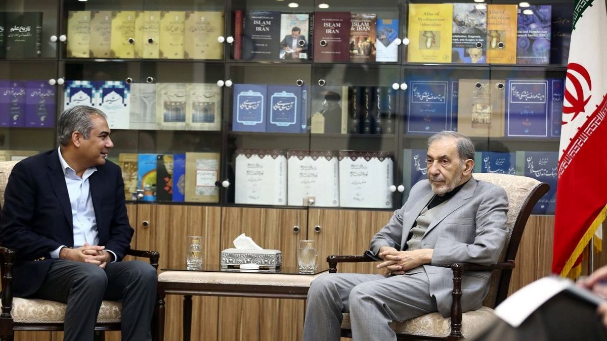 پیام نخستوزیر و رئیس ستاد ارتش پاکستان برای تقدیم به رهبر انقلاب، به ولایتی تسلیم شد/ مشاور مقام معظم رهبری: با مذاکرهای که بدون پیششرط و حفظ خطوط قرمز جمهوری اسلامی باشد، مخالفتی نداریم