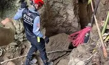 عکس هولناک جویندگان طلا که در غار آبی گرفتار شدند | آب دارد بالا می‌آید