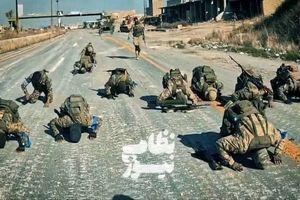 تصویر جالبی از سجده شکر نیروهای ارتش سوریه در سویدا