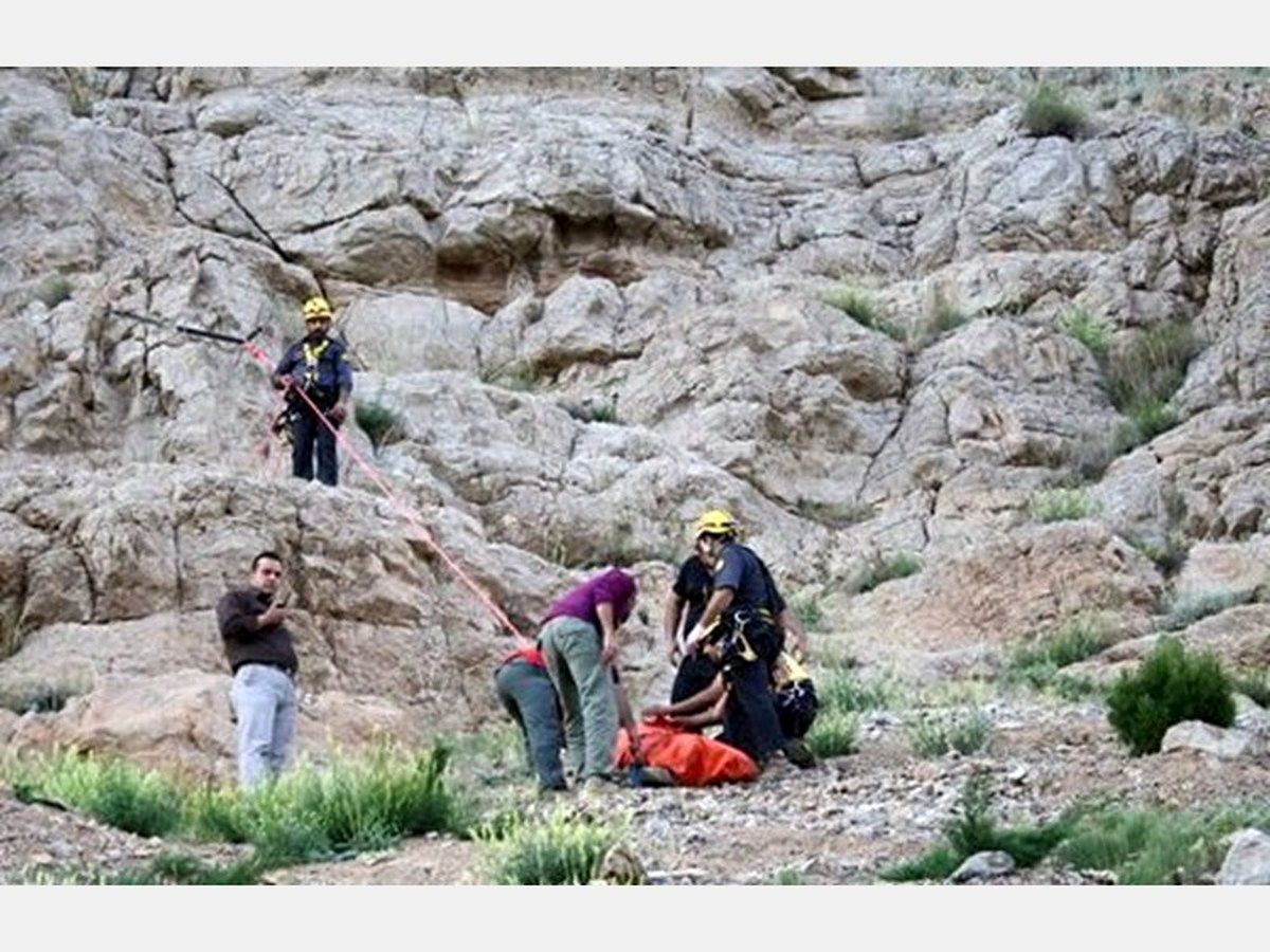 نجات زن جوان و 2 مرد از کوه صفه اصفهان