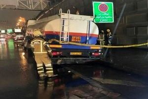 تصادف زنجیره‌ای تانکر سوخت در این بزرگراه تهران