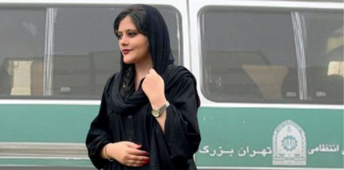 پدر مهسا امینی: دروغ میگویند که لباس مهسا با لباس فیلم متفاوت بود/ همه بدنش را پوشانده بودند تا کبودیها را نبینیم