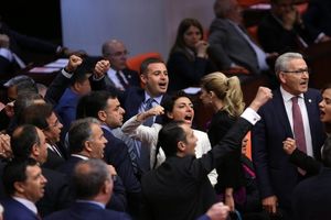 درگیری فیزیکی نمایندگان در پارلمان ترکیه/ ویدئو

