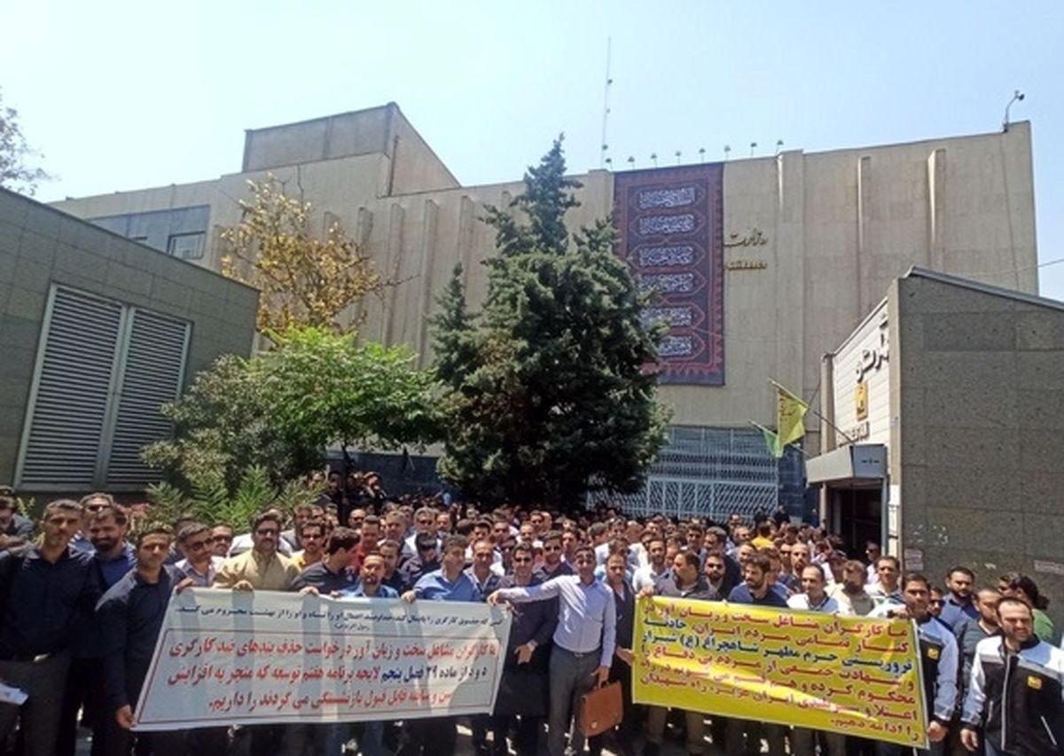 تجمع راهبران مترو تهران در اعتراض به حذف سنوات ارفاقی مشاغل سخت و زیان‌آور

