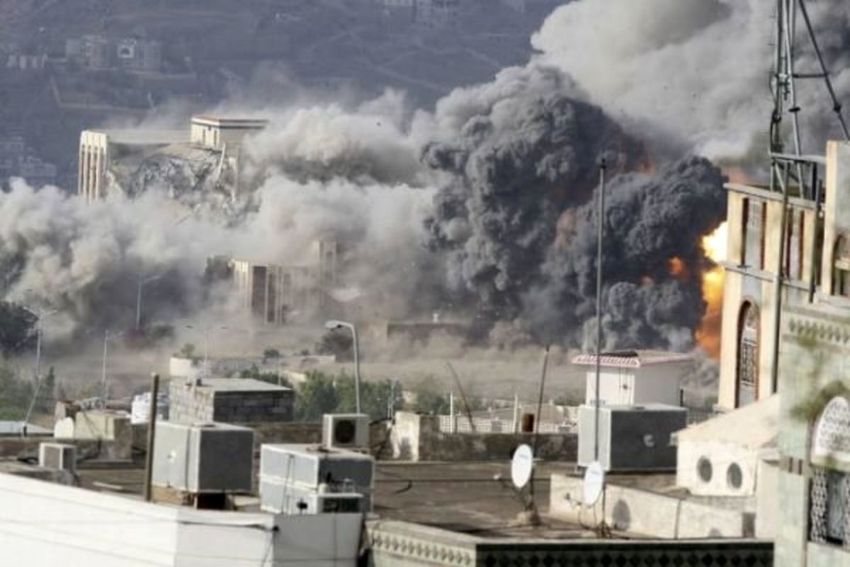 جدا نشدن طفل یمنی از آغوش پدر شهیدش زیر آوار/ ویدئو