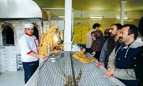  تذکر به یک نانوایی‌ که صف زن و مرد را یکی کرده بود