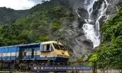 عبور قطار از دل آبشار دودساگار؛ تماشایی‌ترین مسیر ریلی جهان/ ویدئو