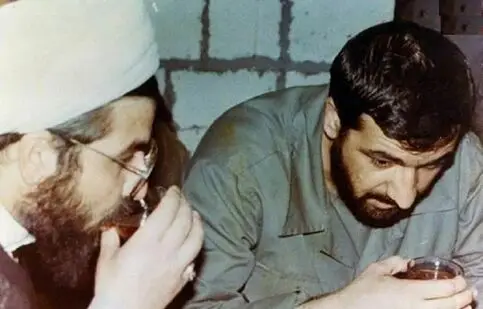کنایه تند کارشناس شبکه افق به حسن روحانی، با اشاره به گروهی به نام مجمع عقلا برای پایان دادن به جنگ در دهه 60/ تاریخ جنگ و خاتمه آن، در حال تکرار است؟/ ویدئو