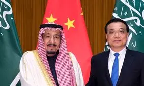 سفر در زمان؛ «ملک سلمان، پادشاه مصر» در حال معرفی شمشیر سلطنتی به سارکوزی؛ سال 1386 