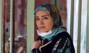 سفر در زمان؛ «شیرین» سریال نون خ با تیپ خاص در پارکینگ خانه اش؛ سال 1402 