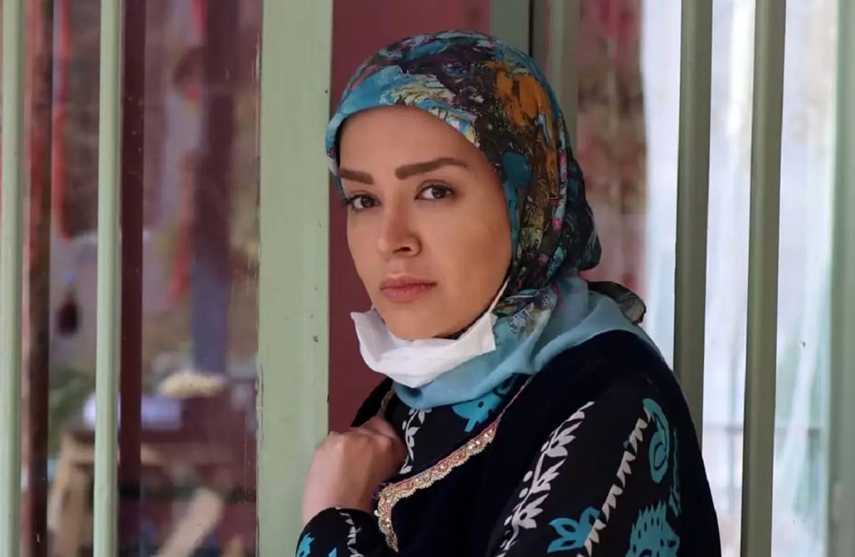سفر در زمان؛ «شیرین» سریال نون خ با تیپ خاص در پارکینگ خانه اش؛ سال 1402