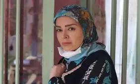 سفر در زمان؛ «شیرین» سریال نون خ با تیپ خاص در پارکینگ خانه اش؛ سال 1402 