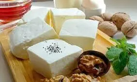 پنیر را با این ۱۶ ماده غذایی نخورید