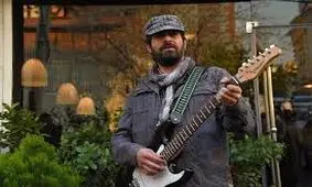 گیتارنوازی و خوانندگی شهاب حسینی در یک دورهمی خصوصی/ ویدئو