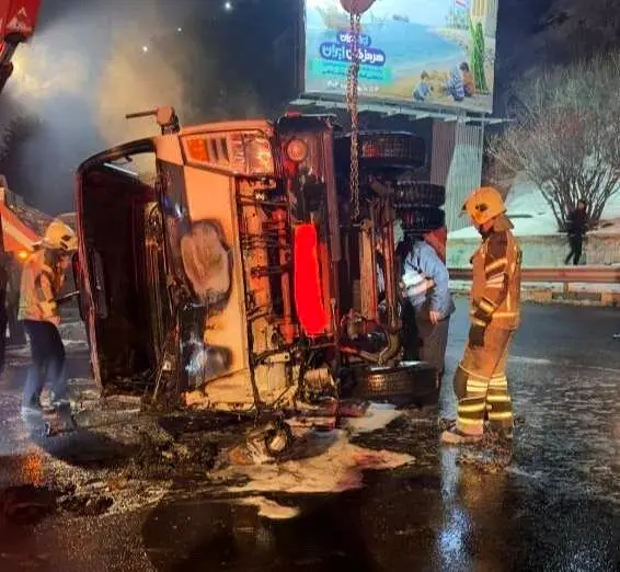 تصادف سمند و خودروی حامل بنزین سیار در بزرگراه چمران