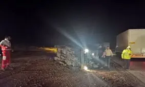 واژگونی خودرو نیسان در اثر نشتی تانکر حامل روغن